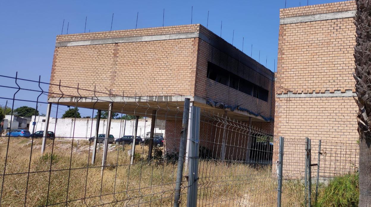 Tejado del Centro de Salud de Camposoto donde se observa el leve incendio