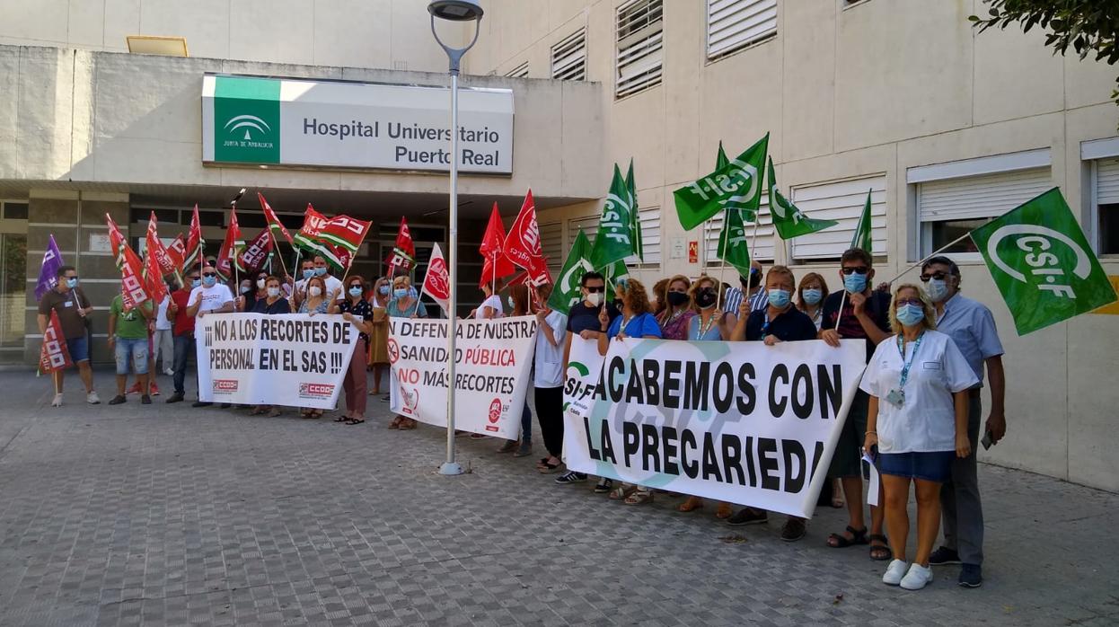 Protesta en la entrada del hospital de Puerto Real