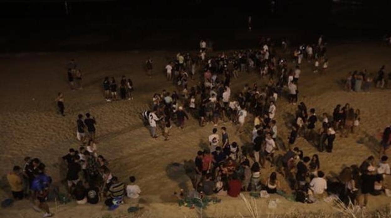 La pasada noche de San Juan la policía tuvo que desalojar la playa de Santa María por concentración de jóvenes sin medidas sanitarias de seguridad.