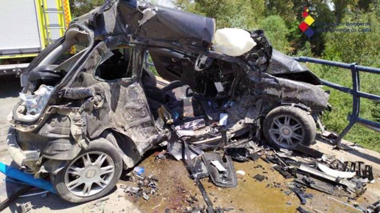 Estado del coche en el que han perdido la vida dos jóvenes y una tercera persona ha resultado herida en la carretera de El Torno.