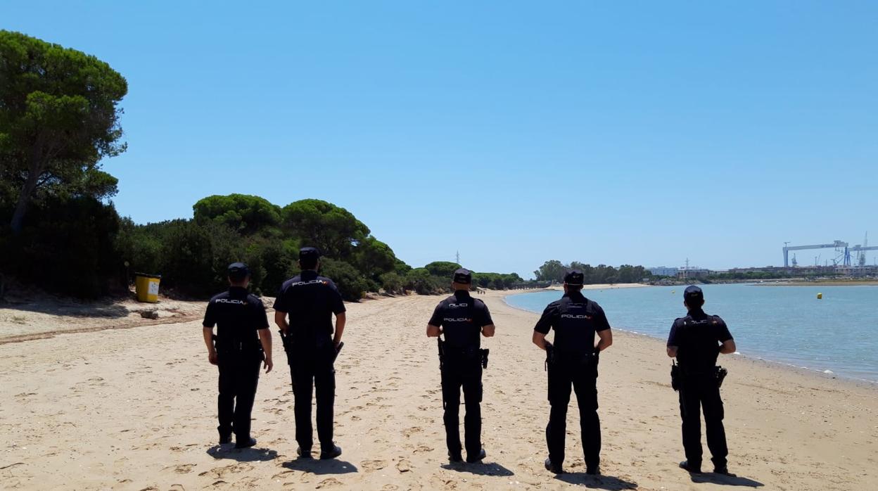 El baño en la playa de Río San Pedro puede provocar problemas de salud