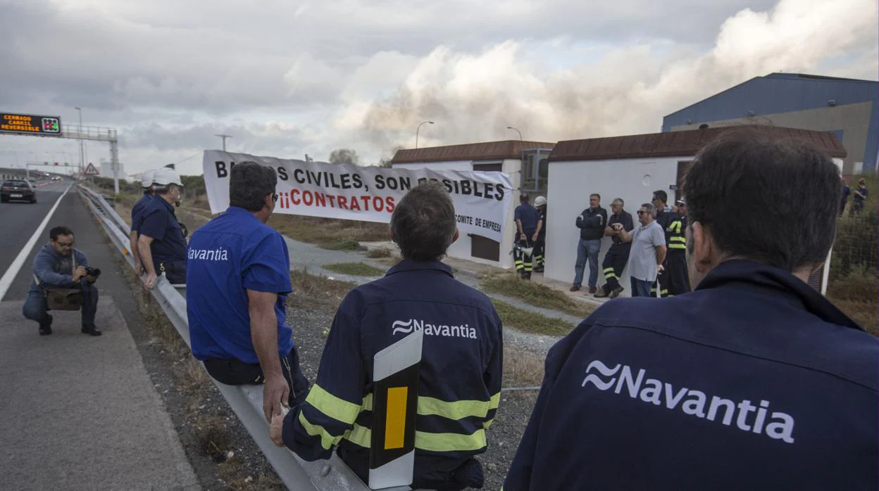 Imagen de una protesta simbólica en 2018 donde Puerto Real pedía la ampliación del contrato de los petroleros