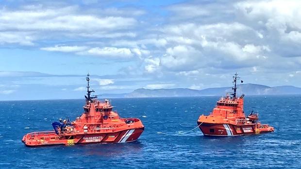 Rescatadas dos personas a bordo de una patera al sur de Tarifa