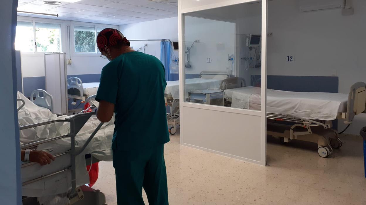 Un sanitario atiende a un paciente ingresado en el Hospital de Puerto Real, en una imagen de archivo.