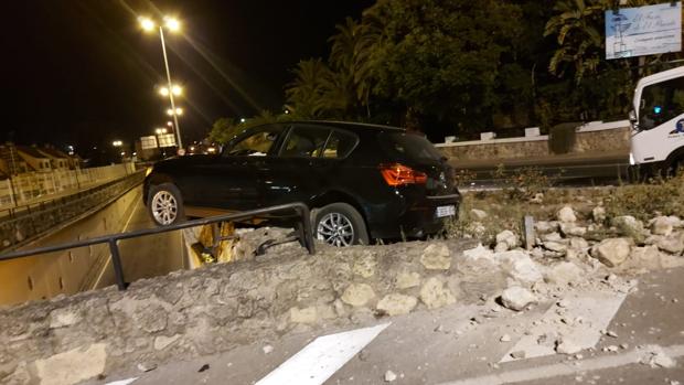 Pierde el control y su coche se queda al borde de un puente en la glorieta del hospital de El Puerto