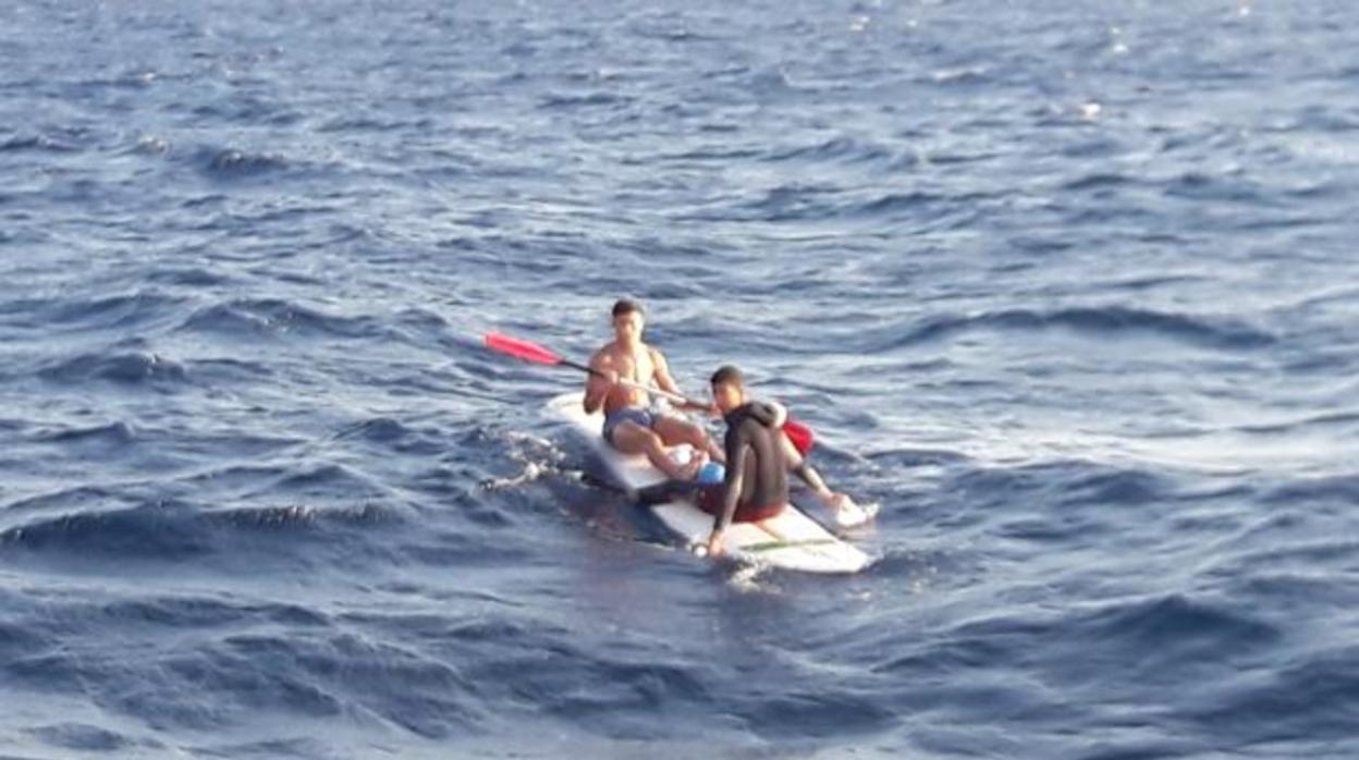 Imagen de archivo de dos migrantes tratando de cruzar el Estrecho de Gibraltar en tabla de surf.