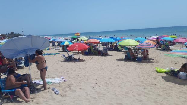 Playas de Chipiona, al límite del cierre por superar el aforo