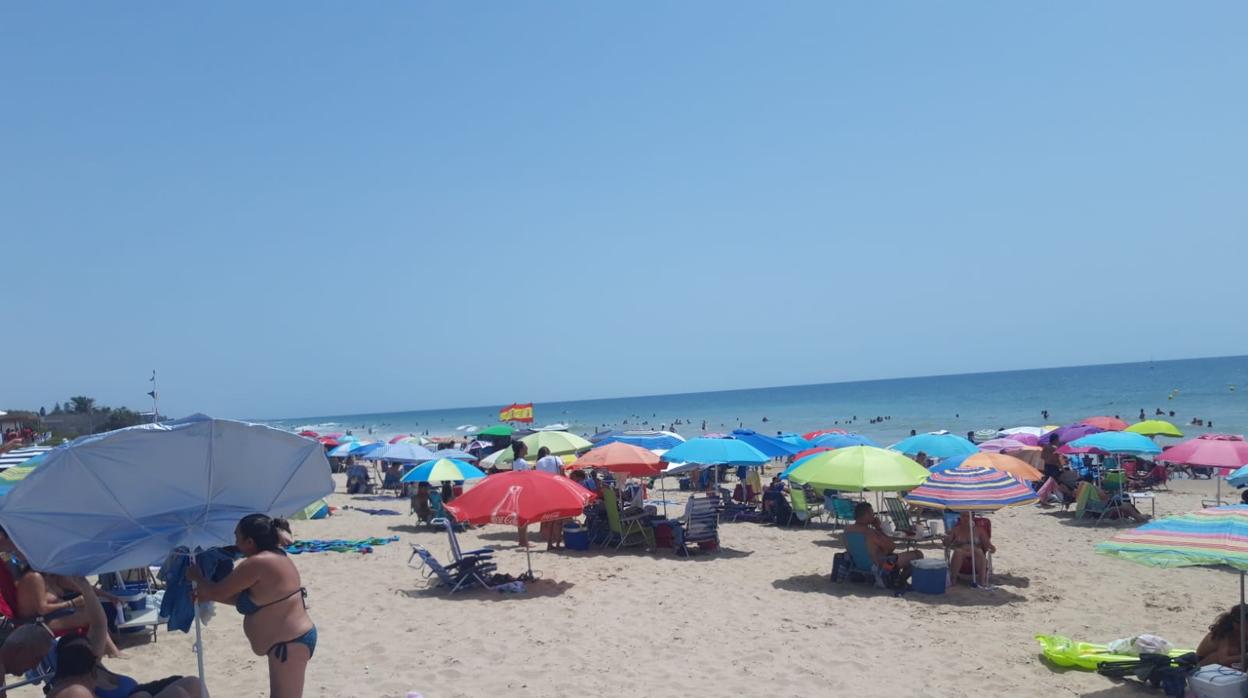 Playa de la Tres Piedras en Chipiona, este sábado.
