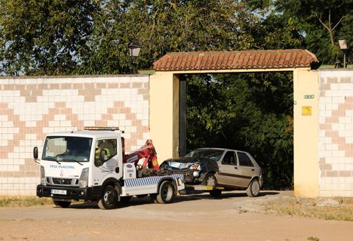 La grúa saca el coche con el que una mujer brasileña atropelló a sus vecinos