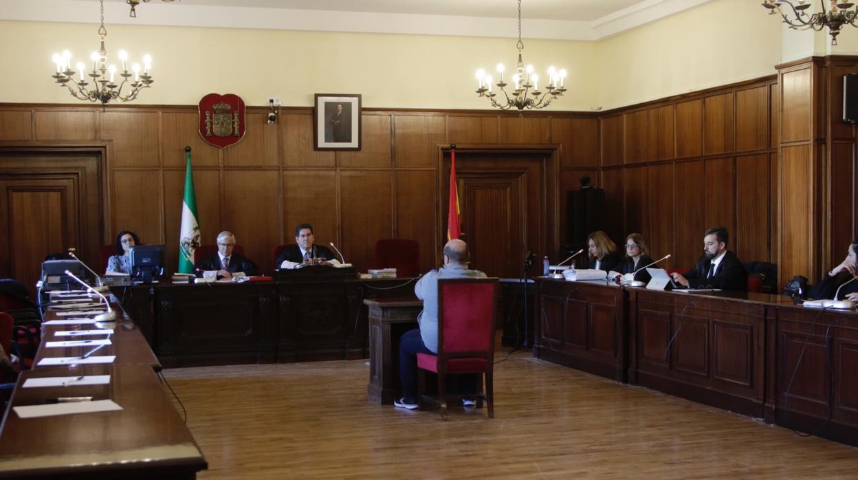 El acusado sentando delante del tribunal en la primera sesión del juicio, en una imagen de archivo