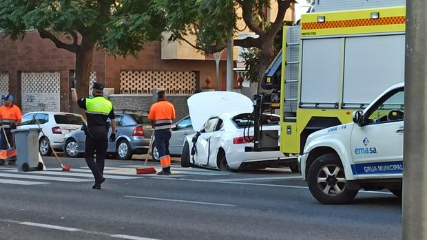 Aparatoso accidente de tráfico en la Avenida de Cádiz