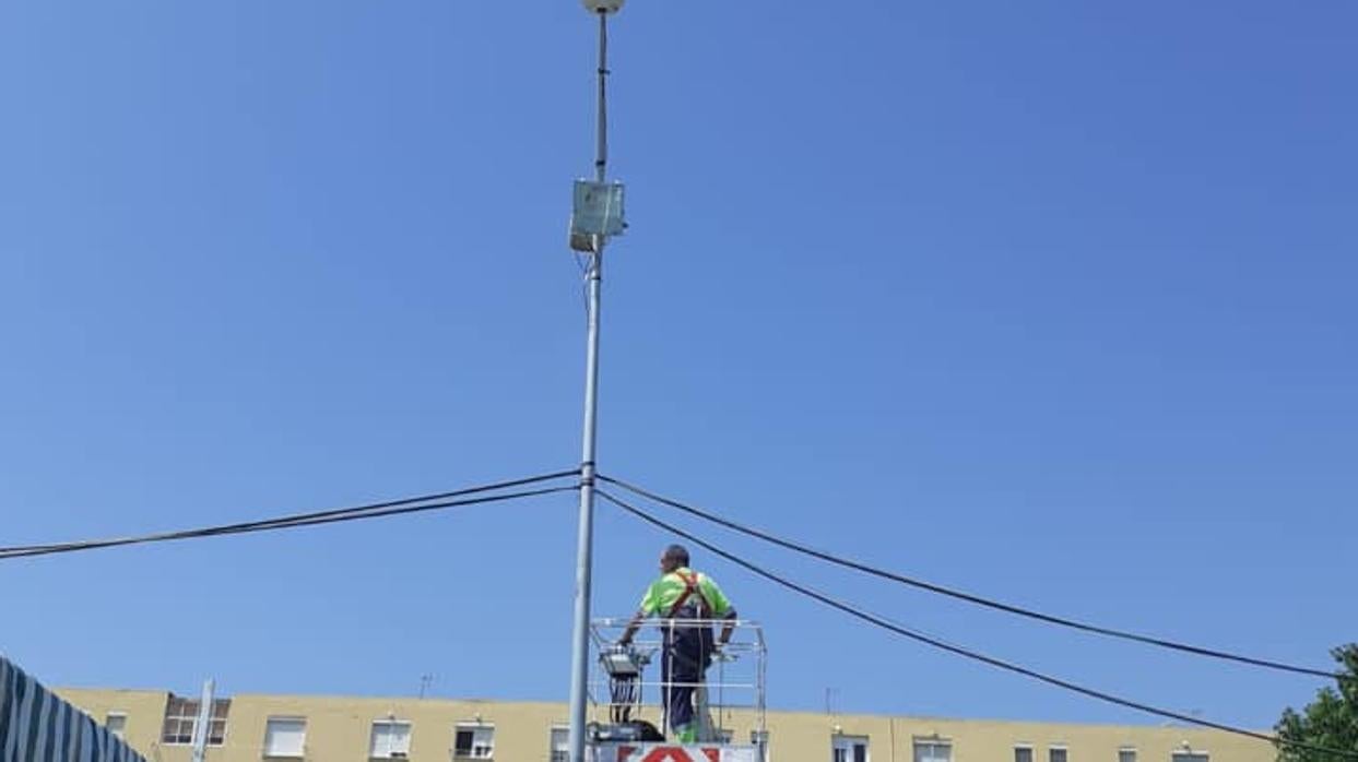 Un operario de alumbrado trabajando en una de las zonas de El Puerto