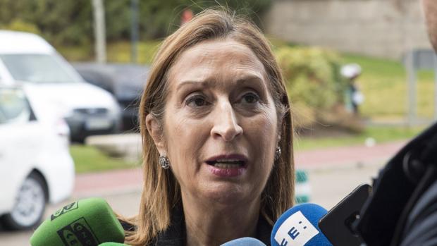 Ana Pastor defiende en Cádiz la estrategia del PP frente a la moción de censura de Vox