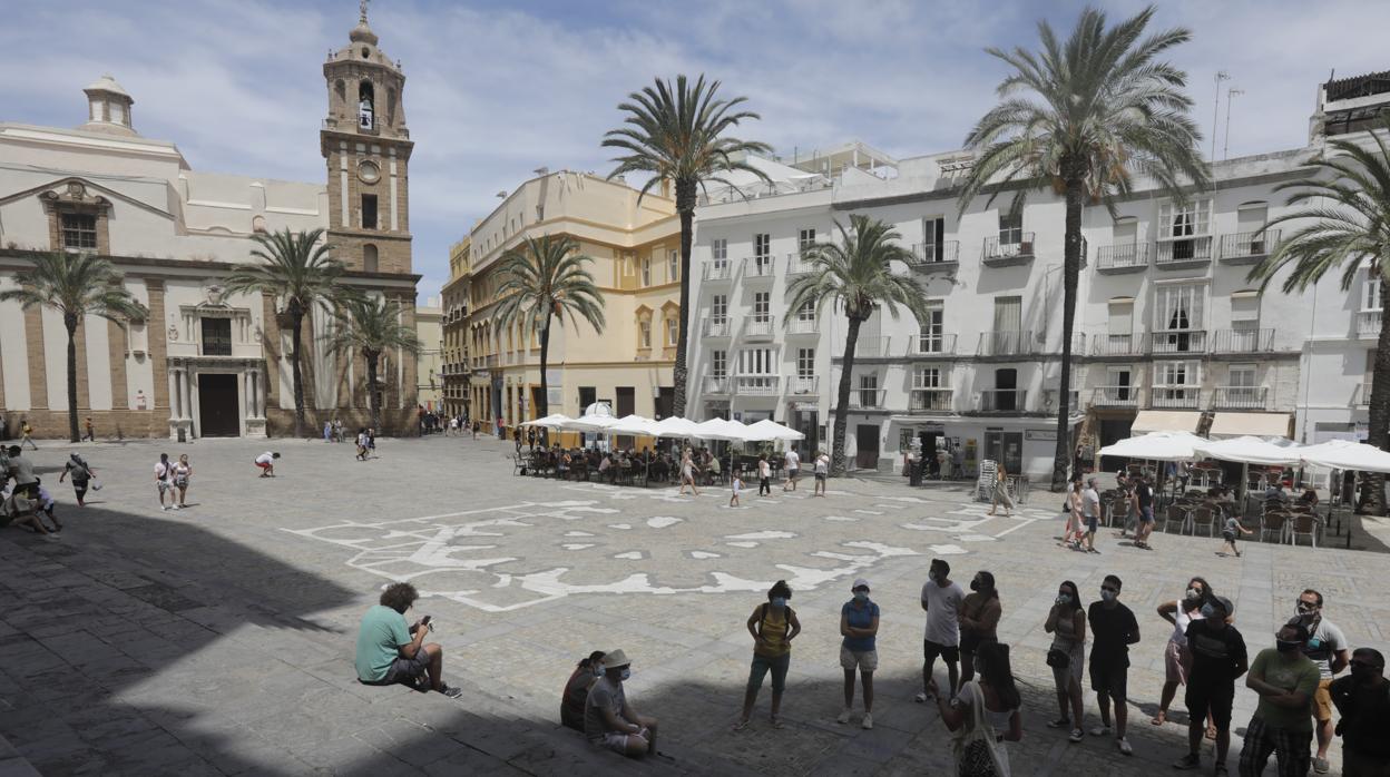 Turistas disfrutando de una ruta guiada en las inmediaciones de la Catedral de Cádiz