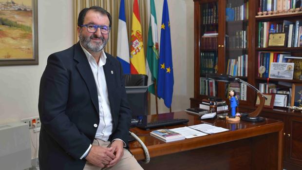 Carmona destinará hasta 1.200 euros a cada comercio y autónomo que cerró durante el estado de alarma