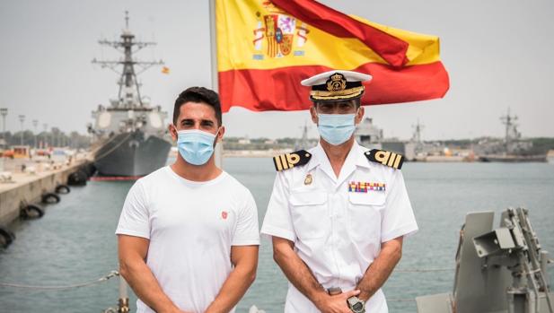 El español más joven en dar la vuelta al mundo presenta un libro en la Base Naval de Rota