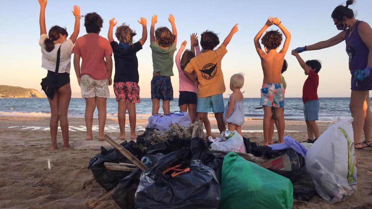 Los niños se implican en la recogida de residuos a lo largo de toda la línea de costa