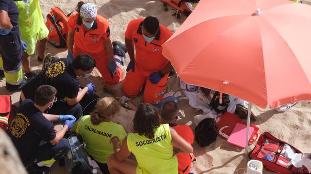 Muere un sin hogar en Cádiz tras caerse desde un muro de 10 metros de altura hasta la playa