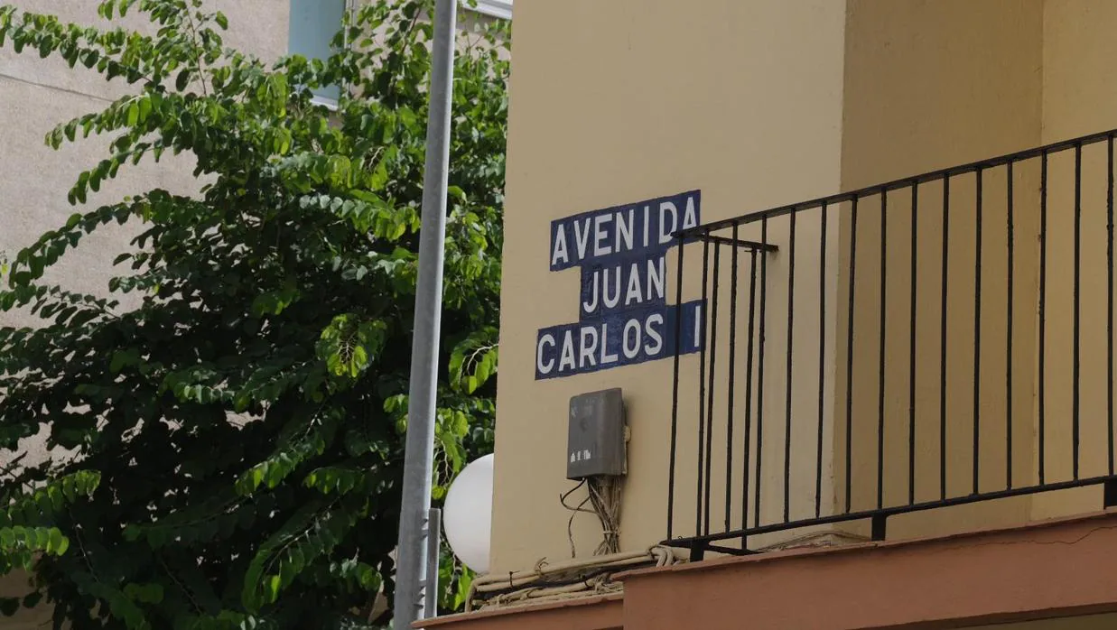 Rótulo de la avenida Juan Carlos I en la ciudad de Cádiz.