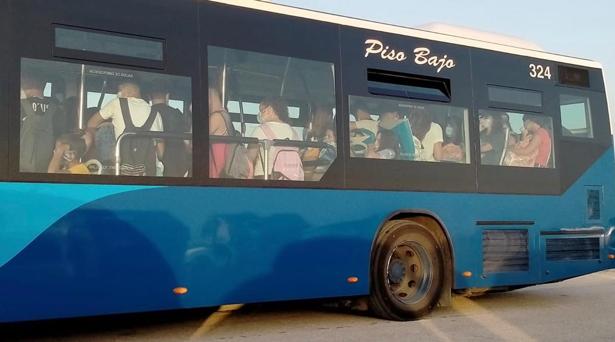 El horario del autobús de la playa de Camposoto se queda pequeño