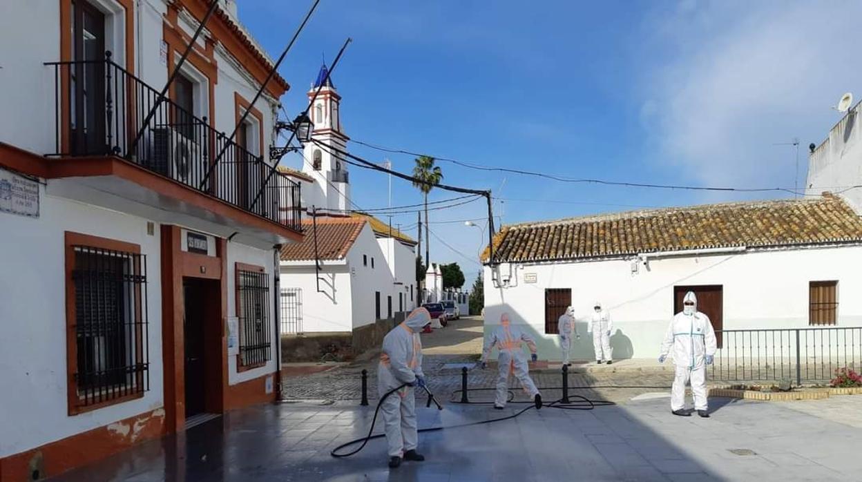 Imagen del pasado mes de abril de trabajadores de Infoca desinfectando las calles de El Garrobo