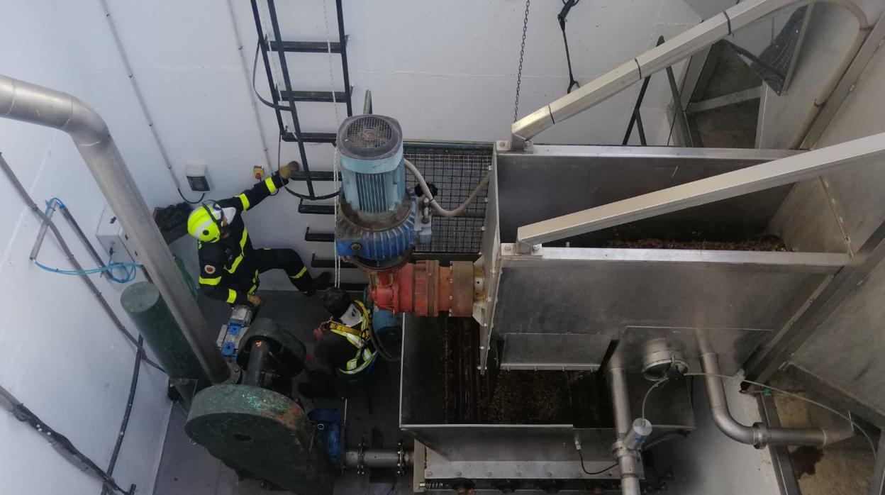 Rescatan a una persona que cae a un pozo de la bodega González Byass en Jerez