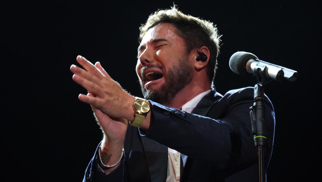 Miguel Poveda, en un momento de su concierto en el Cabaret Festival de El Puerto.