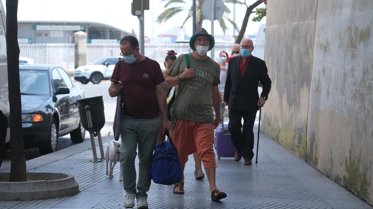 Gaditanos y turistas, con mascarillas, coinciden este agosto en las calles de Cádiz