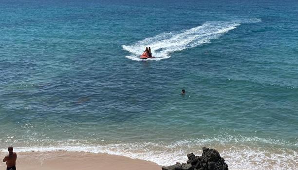 Un bañista queda atrapado en una cala de Caños de Meca y tiene que ser rescatado