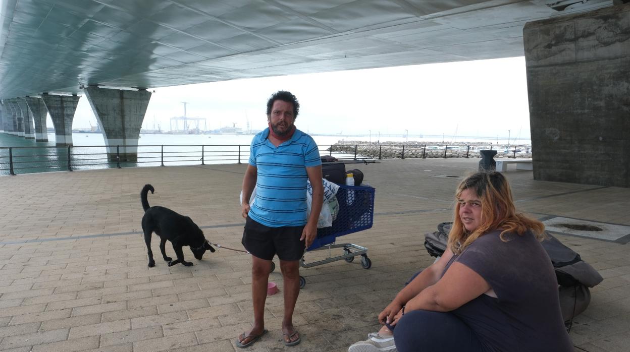 Salvador y Rocío, una pareja sin hogar asentada desde hace unas semanas en el Puente de la Constitución..