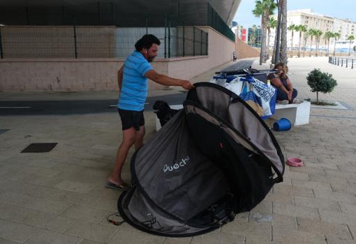 Una pareja duerme cada noche bajo el Puente de la Constitución de Cádiz.