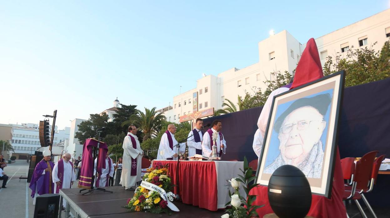 El pasado año, más de un millar de personas despidió al padre Luis en el patio del colegio San Felipe Neri.