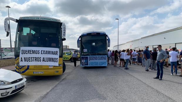Las autoescuelas de Cádiz salen a la calle por la falta de examinadores