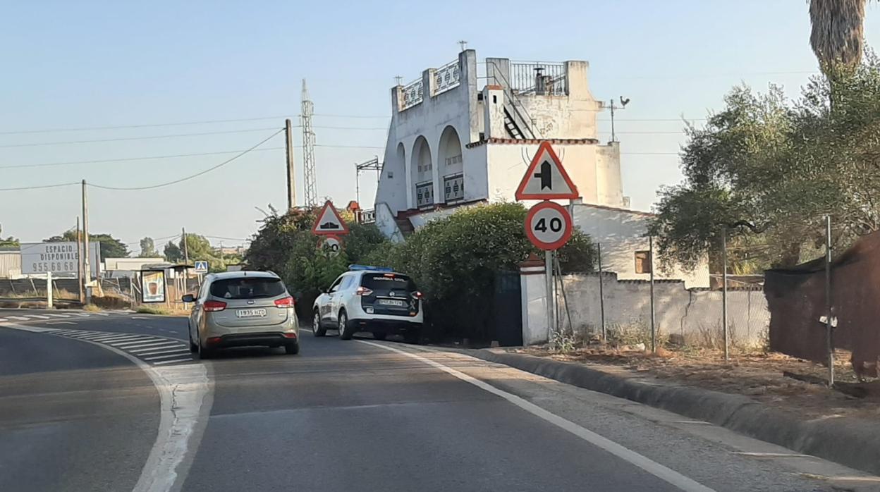 Un vehículo de la Guardia Civil apostado en la entrada de la casa abandonada donde encontraron el cuerpo