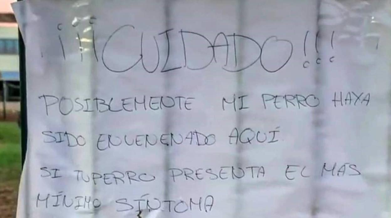 Un cartel alerta de la presencia de veneno en el parque de esparcimiento canino de Chiclana