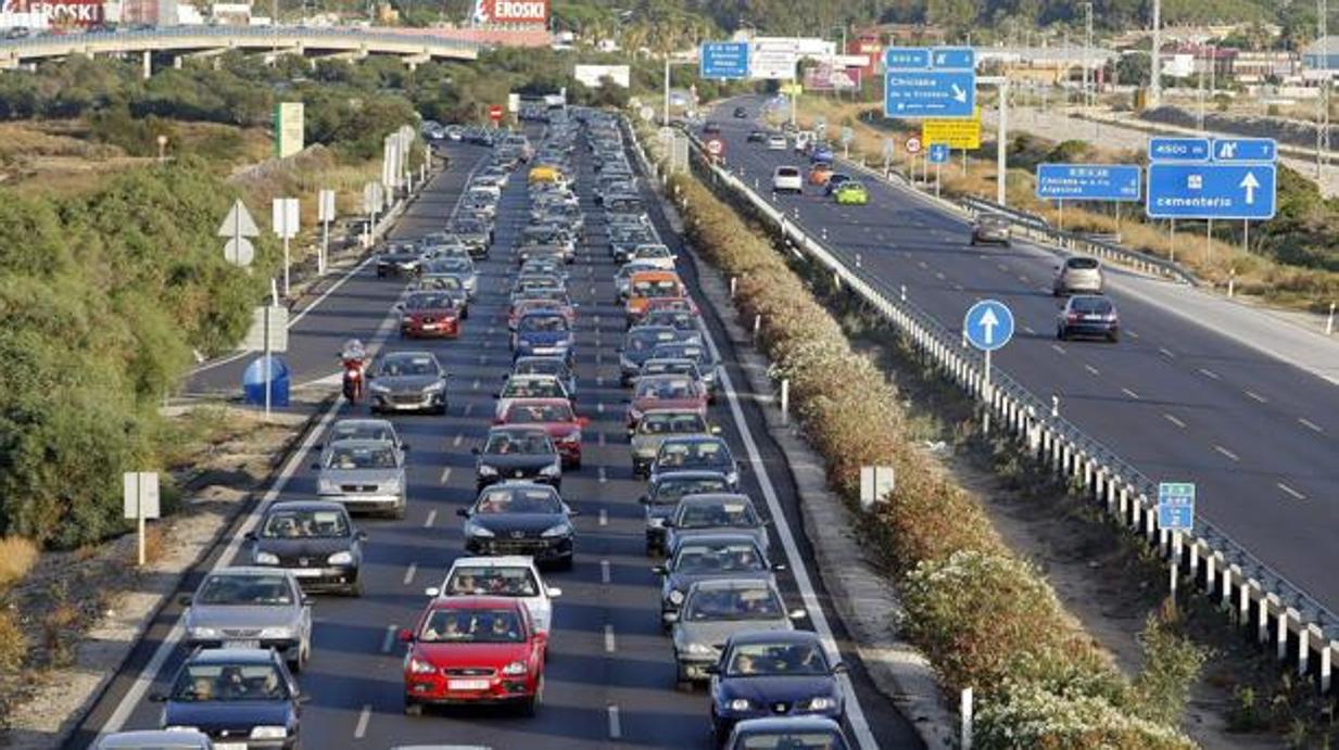 Atasco en la carretera A-48 en el término municipal de Chiclana