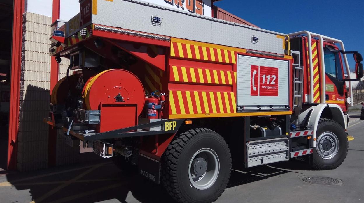 Camión de bomberos junto a la estación.