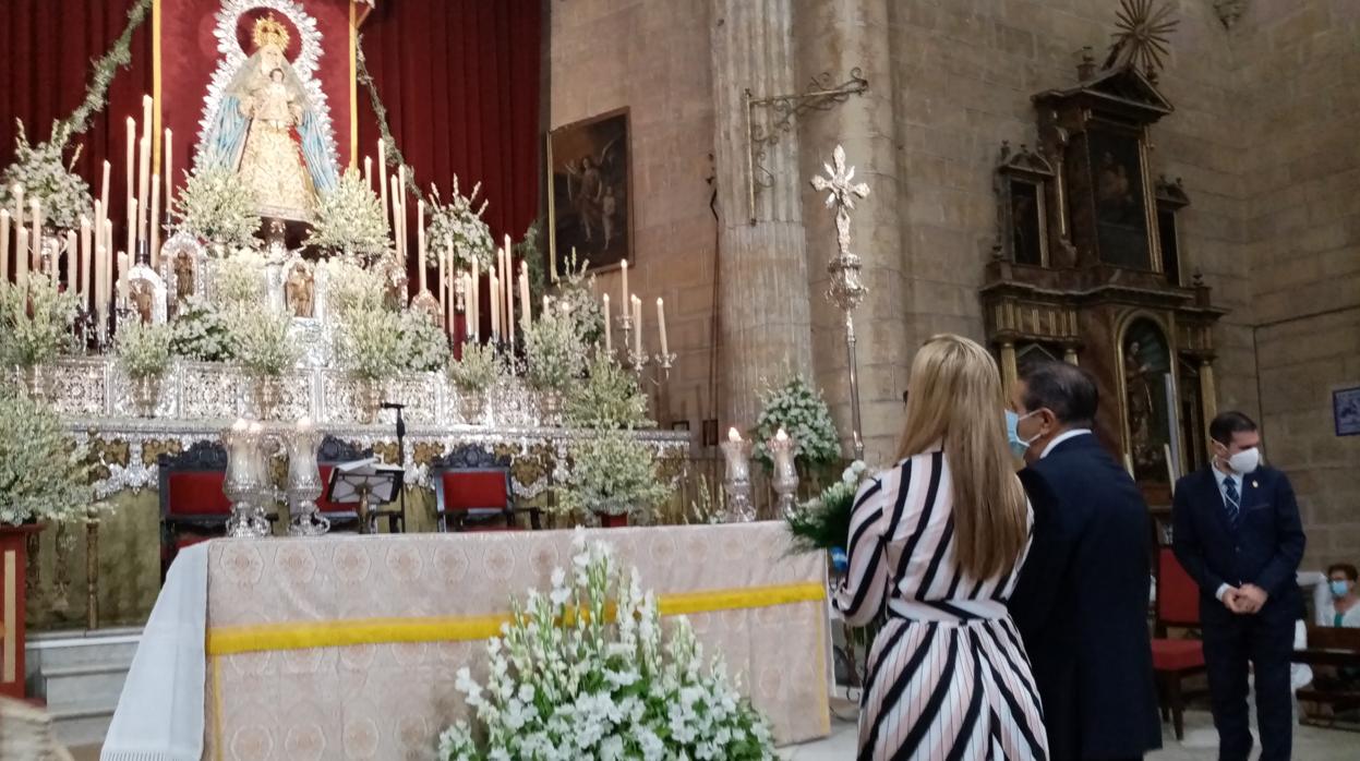 La alcaldesa frente a la patrona de Alcalá de Guadaíra que este año no ha podido procesionar