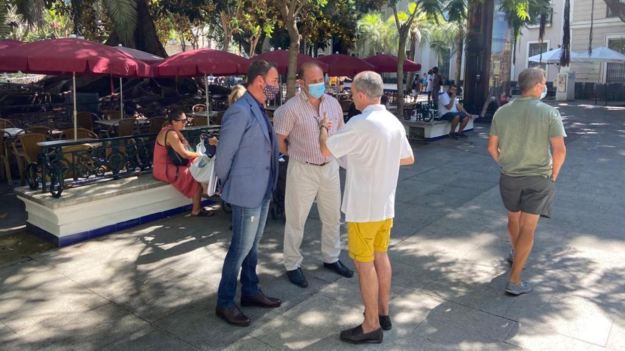 Juancho Ortiz y José Manuel Cossi, con uno de los hosteleros de la Plaza Mina.