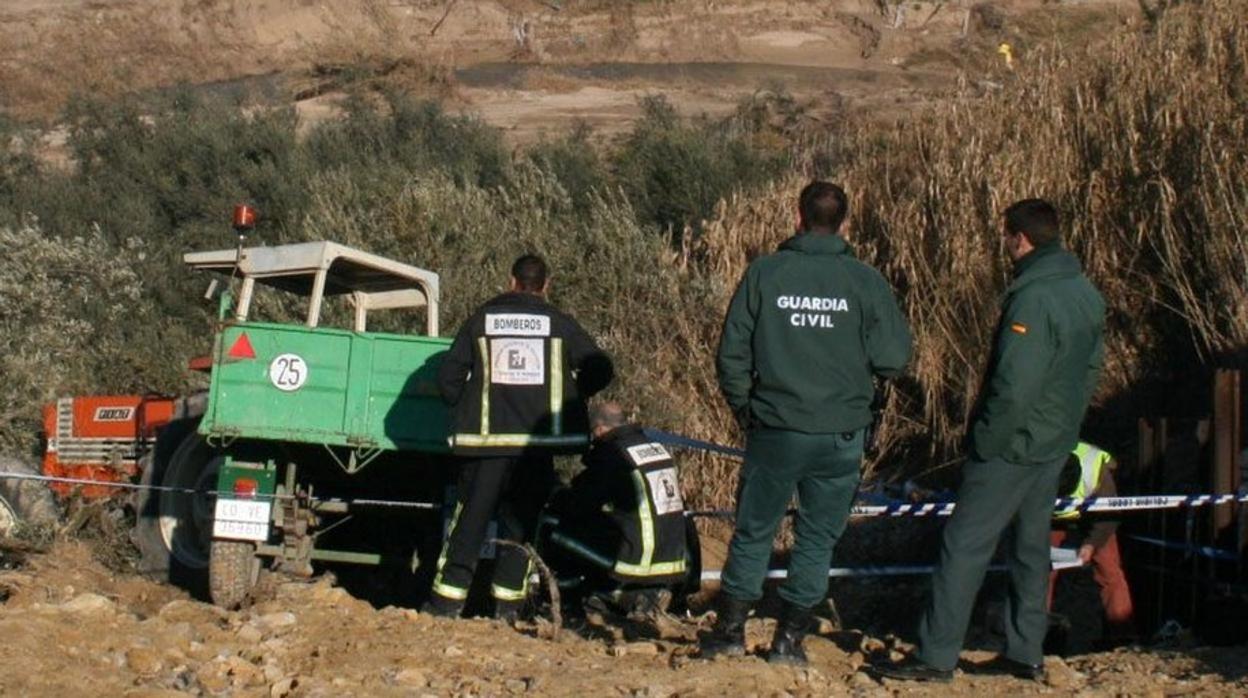 Imagen de archivo de los bomberos y la Guardia Civil en un accidente de tractor