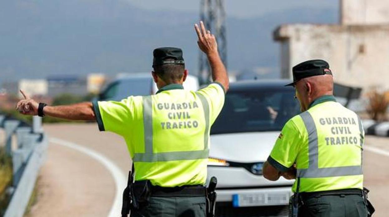 Agentes de la Guardia Civil de Tráfico, en un control