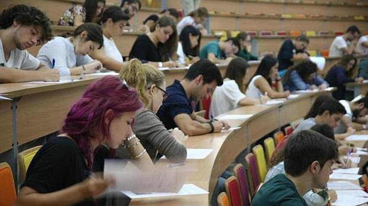 Estudiantes durante una prueba el pasado curso académico