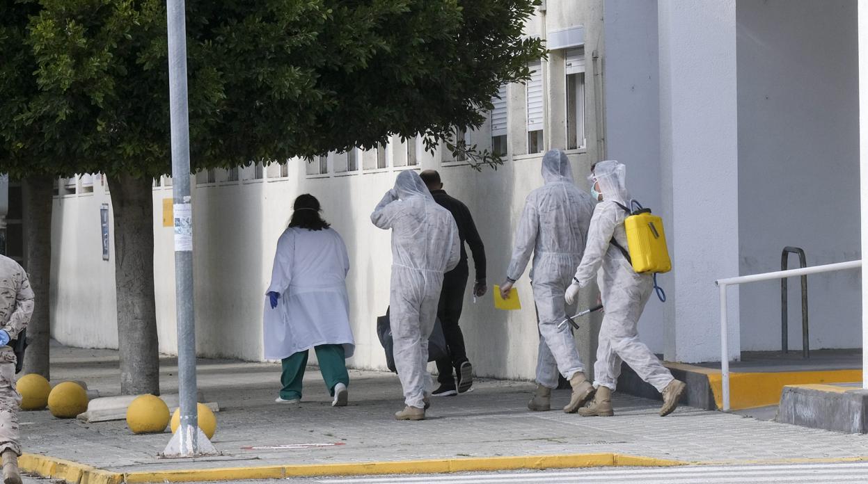 Sanitarios salen con sus EPI del Hospital Universitario de Puerto Real, en una imagen de archivo.