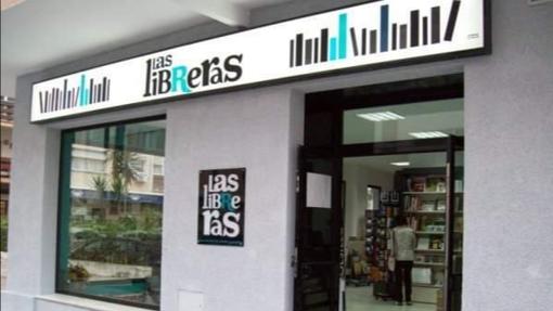 Escaparate de Las Libreras en la avenida Cayetano del Toro, junto al estadio del Cádiz CF