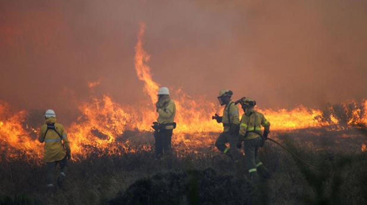 Imagen de archivo de Bomberos sofocando un incendio.