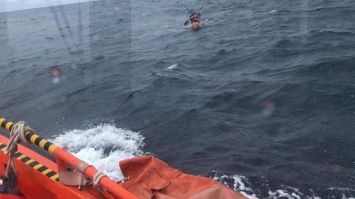 Rescatadas 49 personas que navegaban hacia la costa de Cádiz en dos kayak y una patera