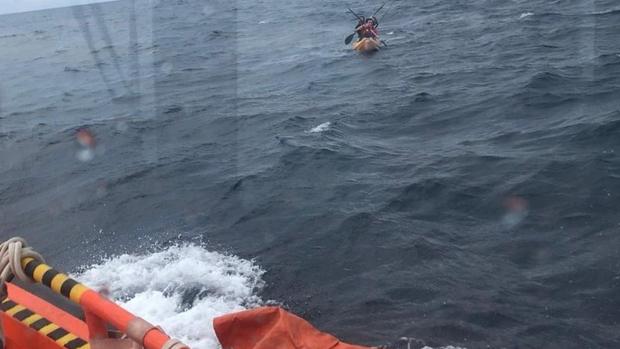 Rescatadas 49 personas que navegaban hacia la costa de Cádiz en dos kayak y una patera