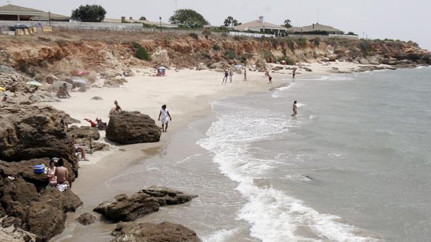 La playa de la Calita en El Puerto, cerrada por los botellones