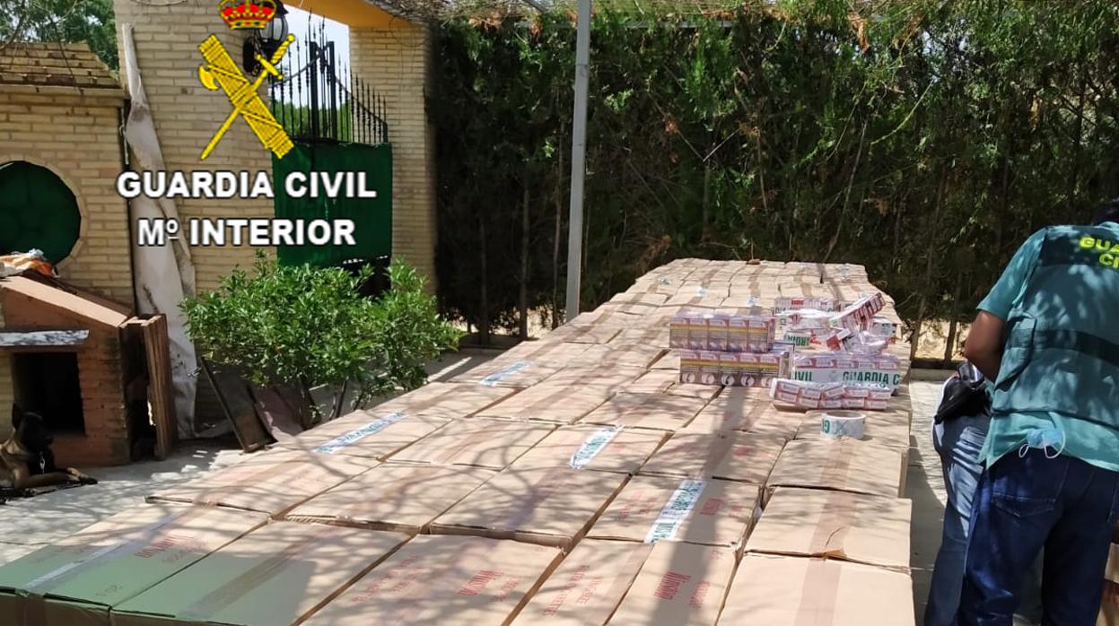 Agentes de la Guardia Civil intervienen cajas de tabaco de contrabando