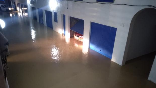 Inundaciones en sótanos y garajes de Chiclana después de una importante avería de una tubería